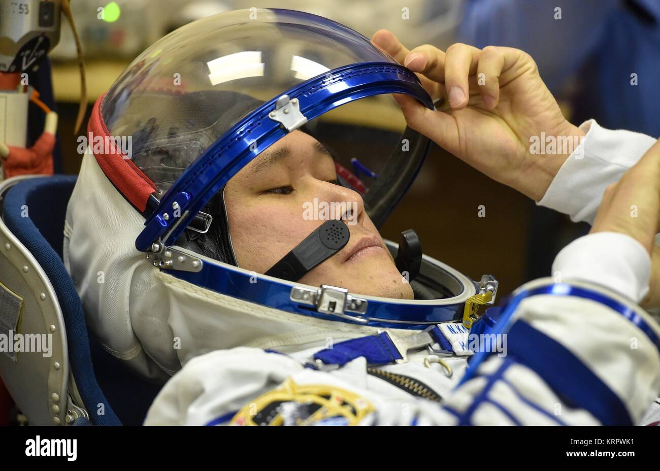 Die NASA ISS Expedition 54 prime Besatzungsmitglied japanische Astronaut Norishige Kanai der Japan Aerospace Exploration Agency (JAXA) hat seinen russischen Sokol starten und Eintrag Anzug Druck in der Vorbereitung für die Sojus MS-07 Start auf dem Kosmodrom Baikonur 17. Dezember in Baikonur, Kasachstan 2017 überprüft. Stockfoto