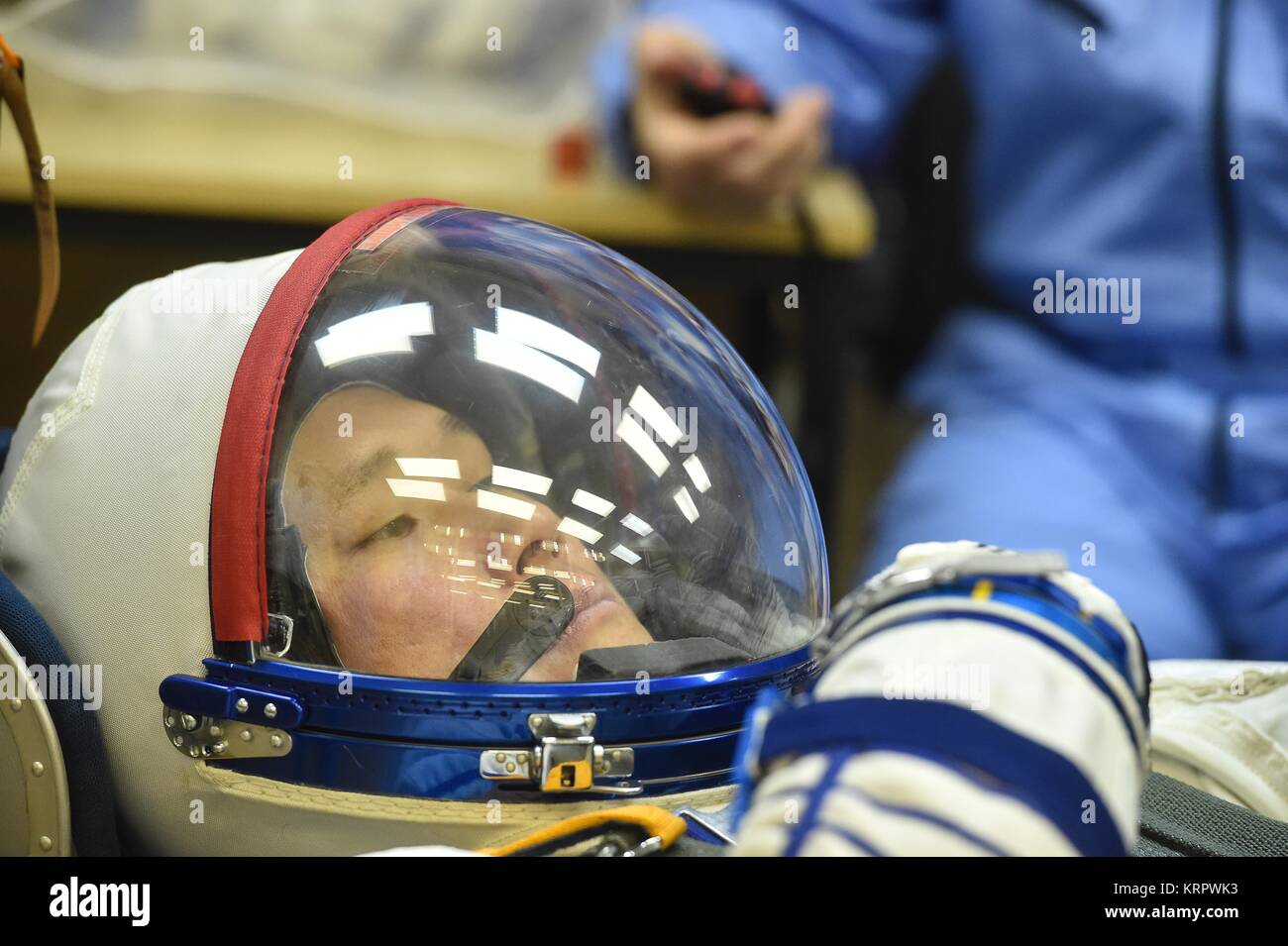 Die NASA ISS Expedition 54 prime Besatzungsmitglied japanische Astronaut Norishige Kanai der Japan Aerospace Exploration Agency (JAXA) hat seinen russischen Sokol starten und Eintrag Anzug Druck in der Vorbereitung für die Sojus MS-07 Start auf dem Kosmodrom Baikonur 17. Dezember in Baikonur, Kasachstan 2017 überprüft. Stockfoto