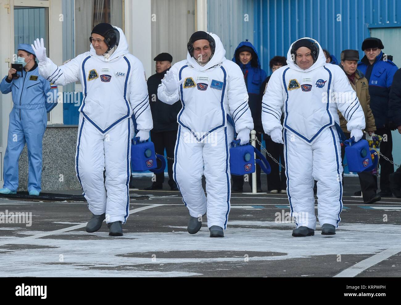Die NASA ISS Expedition 54 prime Besatzungsmitglieder (L-R) japanische Astronaut Norishige Kanai der Japan Aerospace Exploration Agency (JAXA), Russischer Kosmonaut Anton Shkaplerov von Roskosmos, und amerikanische Astronaut Scott Tingle Weltraumbahnhof Baikonur Gebäude 254 in der Vorbereitung für die Sojus MS-07 Raumfahrzeuge Dezember 17, 2017 in Baikonur, Kasachstan starten. Stockfoto