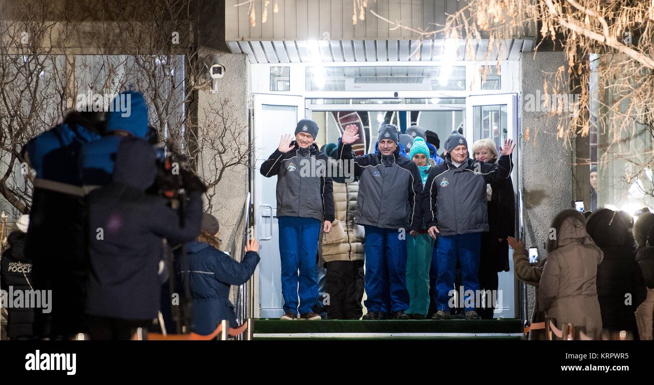 Die NASA ISS Expedition 54 prime Besatzungsmitglieder (L-R) japanische Astronaut Norishige Kanai der Japan Aerospace Exploration Agency (JAXA), Russischer Kosmonaut Anton Shkaplerov von Roskosmos, und amerikanische Astronaut Scott Tingle wave, wie sie der Kosmonaut Hotel in der Vorbereitung für die Sojus MS-07 Launch Dezember 17, 2017 in Baikonur, Kasachstan starten. Stockfoto