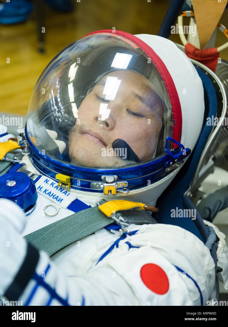 Die NASA ISS Expedition 54 prime Besatzungsmitglied japanische Astronaut Norishige Kanai der Japan Aerospace Exploration Agency (JAXA) hat seinen russischen Sokol starten und Eintrag Anzug Druck in der Vorbereitung für die Sojus MS-07 Start auf dem Kosmodrom Baikonur 17. Dezember in Baikonur, Kasachstan 2017 überprüft. Stockfoto