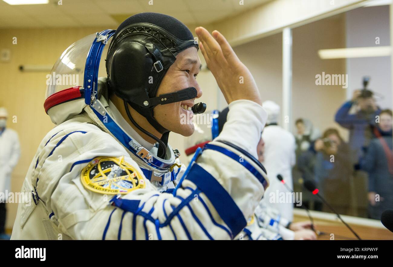 Die NASA ISS Expedition 54 prime Besatzungsmitglied japanische Astronaut Norishige Kanai der Japan Aerospace Exploration Agency (JAXA) spricht mit Freunden und Familie, bevor er seinen russischen Sokol starten und Eintrag Anzug Druck in der Vorbereitung für die Sojus MS-07 Start auf dem Kosmodrom Baikonur 17. Dezember in Baikonur, Kasachstan 2017 überprüft. Stockfoto