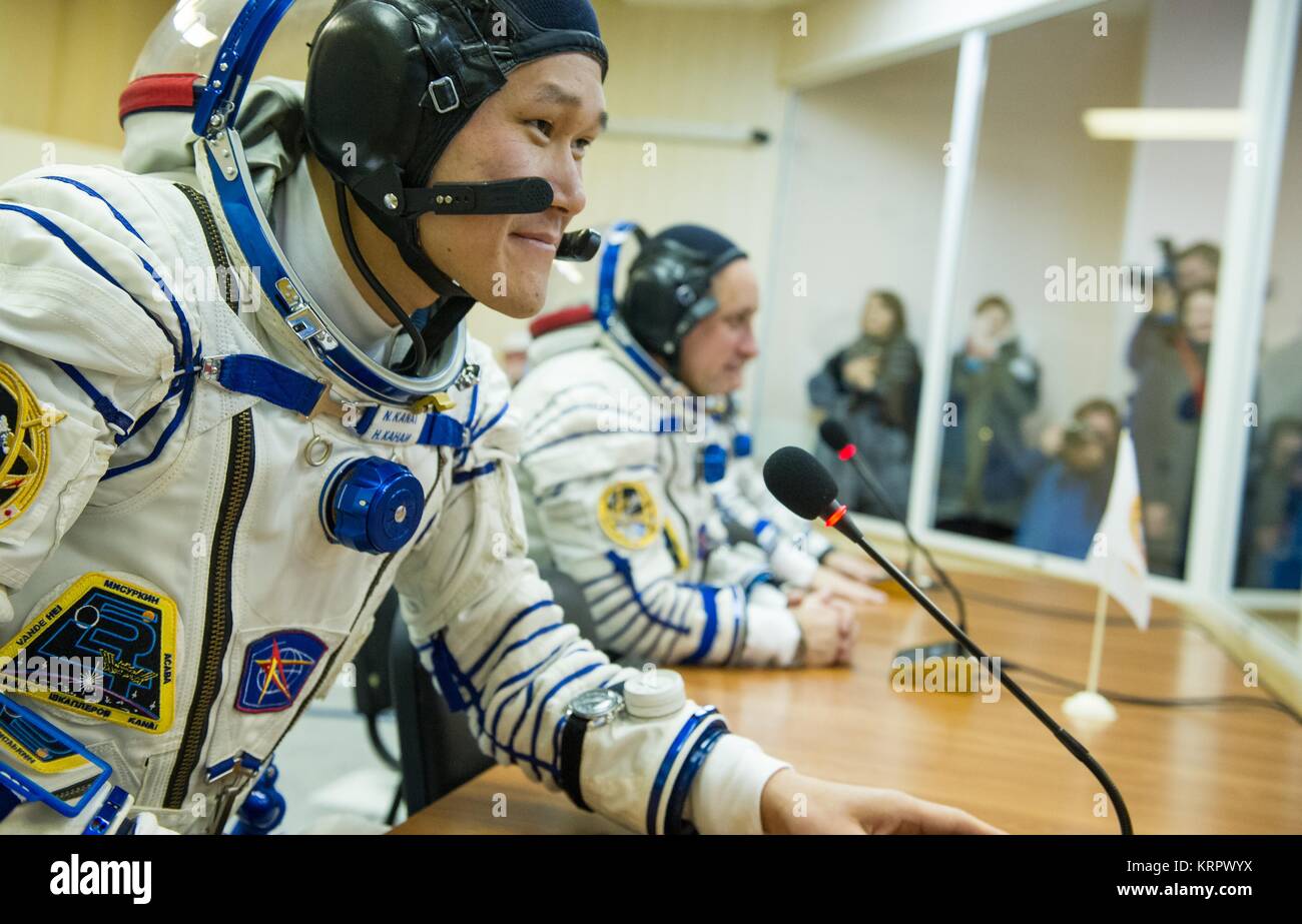 Die NASA ISS Expedition 54 prime Besatzungsmitglied japanische Astronaut Norishige Kanai der Japan Aerospace Exploration Agency (JAXA) spricht mit Freunden und Familie, bevor er seinen russischen Sokol starten und Eintrag Anzug Druck in der Vorbereitung für die Sojus MS-07 Start auf dem Kosmodrom Baikonur 17. Dezember in Baikonur, Kasachstan 2017 überprüft. Stockfoto