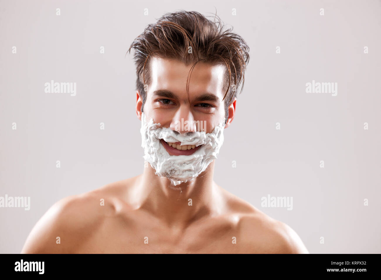 Jungen gutaussehenden Mann bereit ist, sich den Bart zu rasieren. Stockfoto