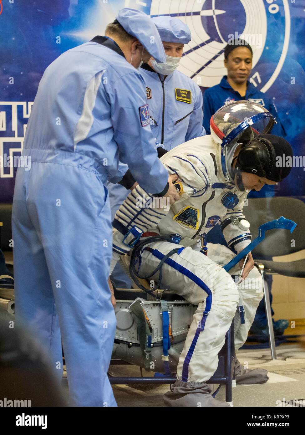 Die NASA ISS Expedition 54 prime Besatzungsmitglied japanische Astronaut Norishige Kanai der Japan Aerospace Exploration Agency (JAXA) hat seinen russischen Sokol starten und Eintrag Anzug Druck in der Vorbereitung für die Sojus MS-07 Start auf dem Kosmodrom Baikonur 17. Dezember in Baikonur, Kasachstan 2017 überprüft. Stockfoto