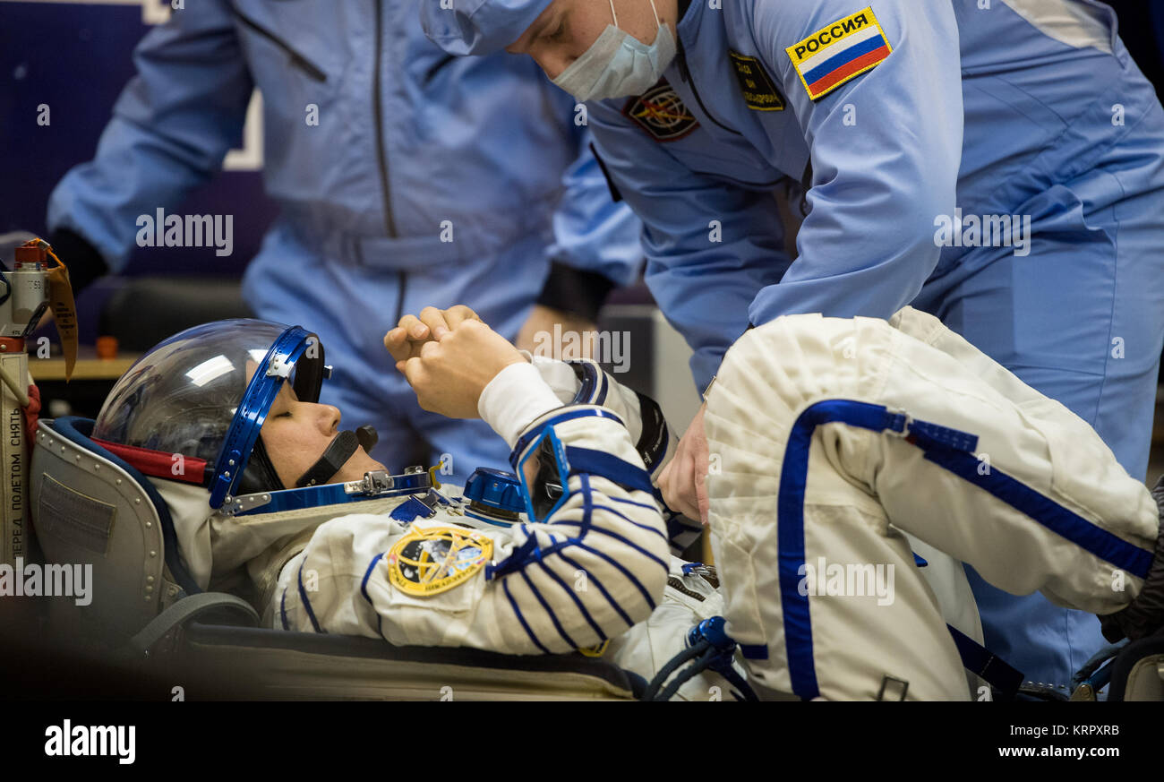 Die NASA ISS Expedition 54 prime Besatzungsmitglied japanische Astronaut Norishige Kanai der Japan Aerospace Exploration Agency (JAXA) hat seinen russischen Sokol starten und Eintrag Anzug Druck in der Vorbereitung für die Sojus MS-07 Start auf dem Kosmodrom Baikonur 17. Dezember in Baikonur, Kasachstan 2017 überprüft. Stockfoto