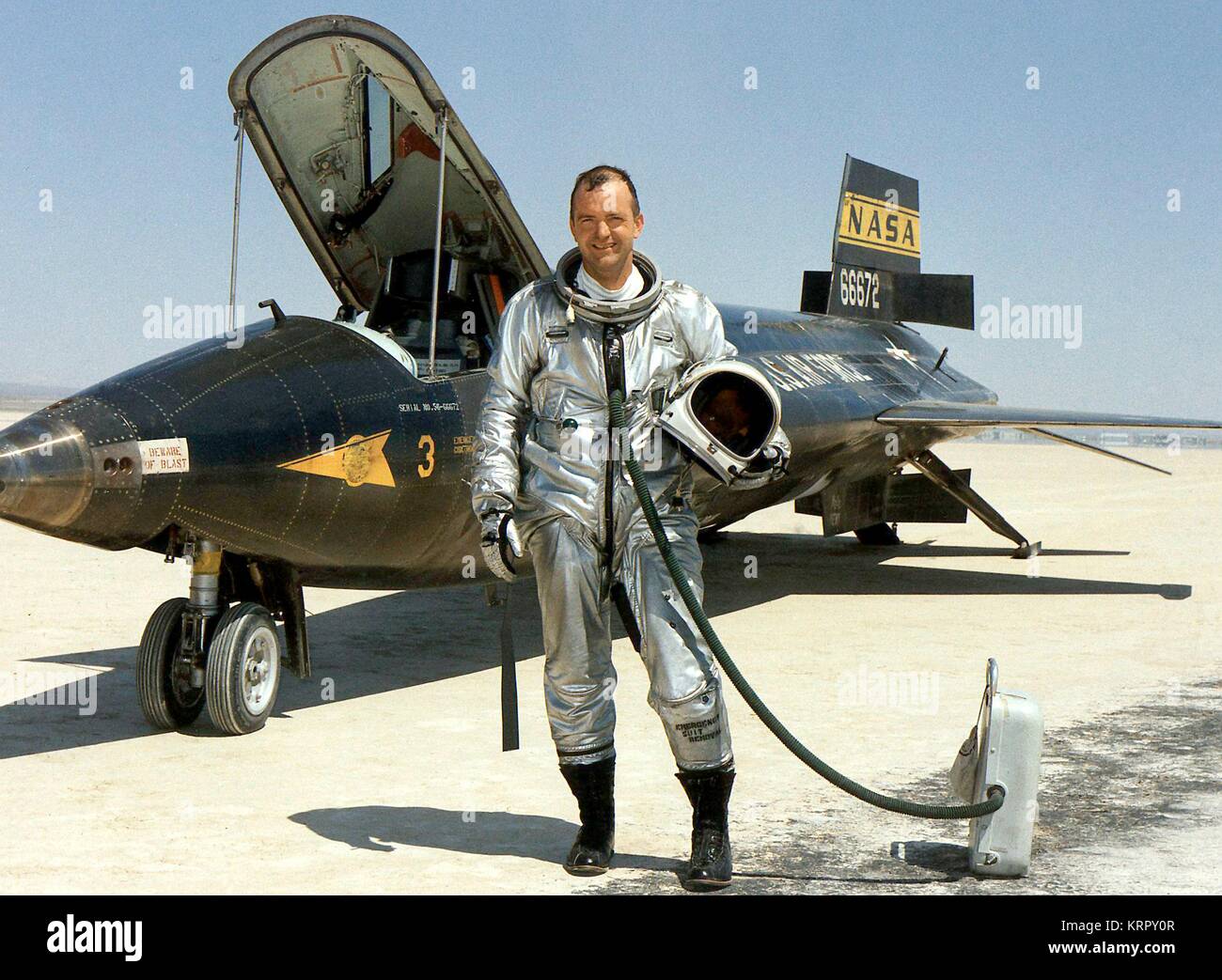 NASA-Test Pilot Bill Dana stellt neben der North American X-15 Hyperschall Rakete - angetriebene Flugzeuge im Dryden Flight Research Center Oktober 24, 1967 in Edwards, Kalifornien. Stockfoto