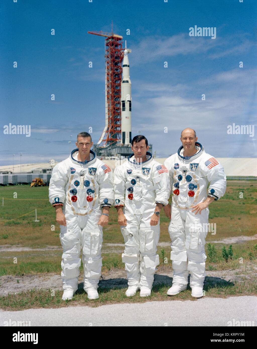 NASA Apollo 10 Lunar Orbit Mission prime crew Astronauten (L-R), Gene Cernan, John Young, und Thomas Stafford pose in Raumanzügen während Pre-flight Training im Kennedy Space Center, 13. Mai, in Merritt Island, Florida 1969. Stockfoto