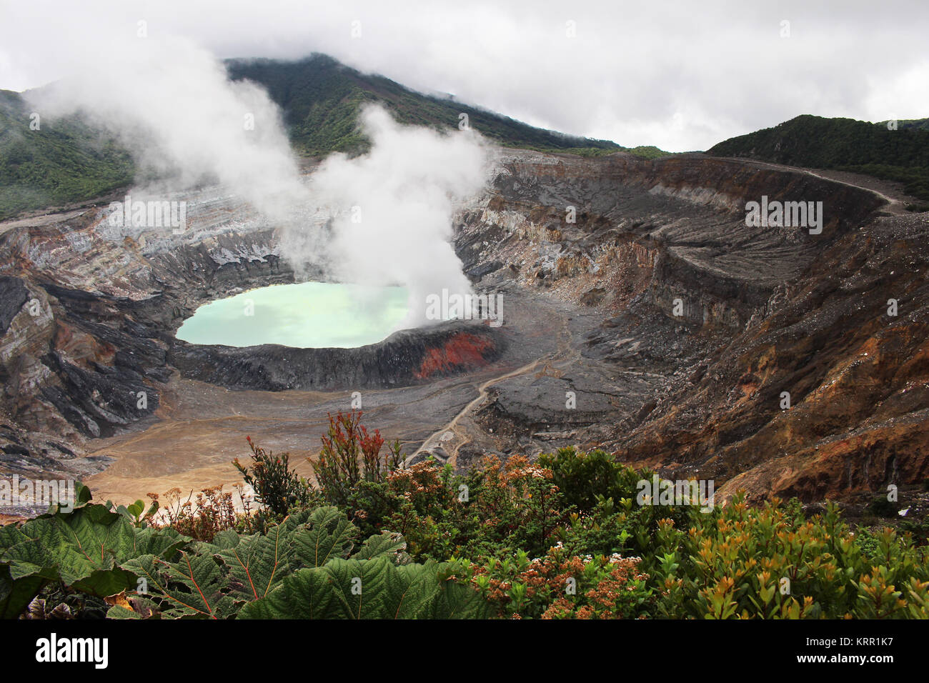 Ein heißer Schwefelsäure-See befindet sich im Krater des Poás Vulkan Costa Ricas. Stockfoto