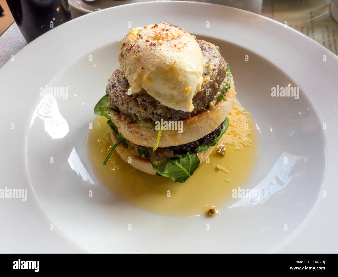 Café Mittagessen Stornoway Stack schottische Küche gerösteten muffin Scheiben von Haggis und Blutwurst mit pochiertem Ei gekrönt Stockfoto