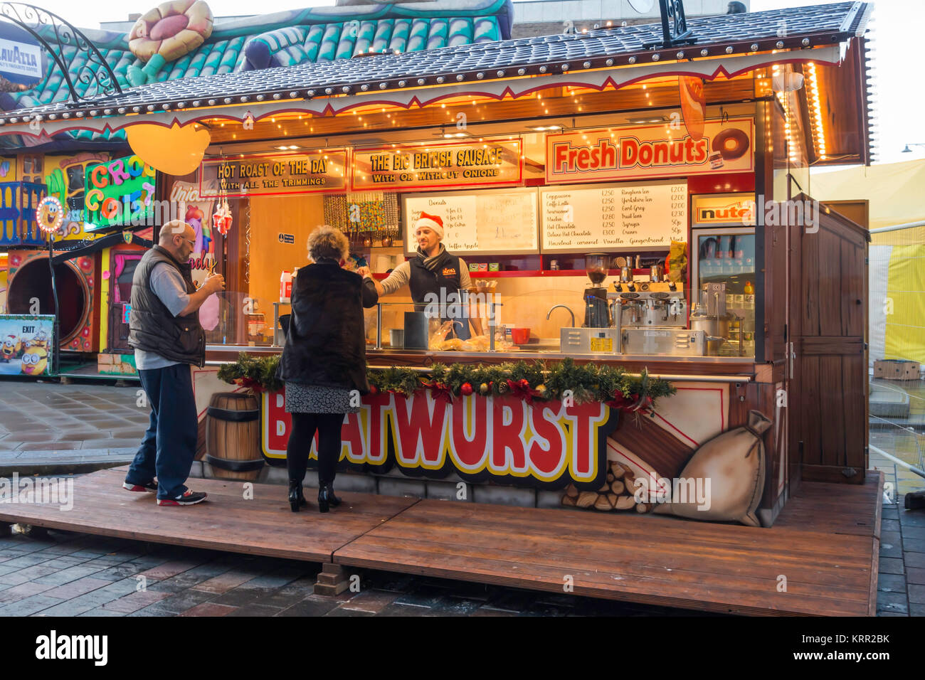 Erfrischung Stall mit Bratwurst, Würstchen, warme Braten des Tages Kaffee und Eis in Darlington hohe Zeile Marktplatz Stockfoto