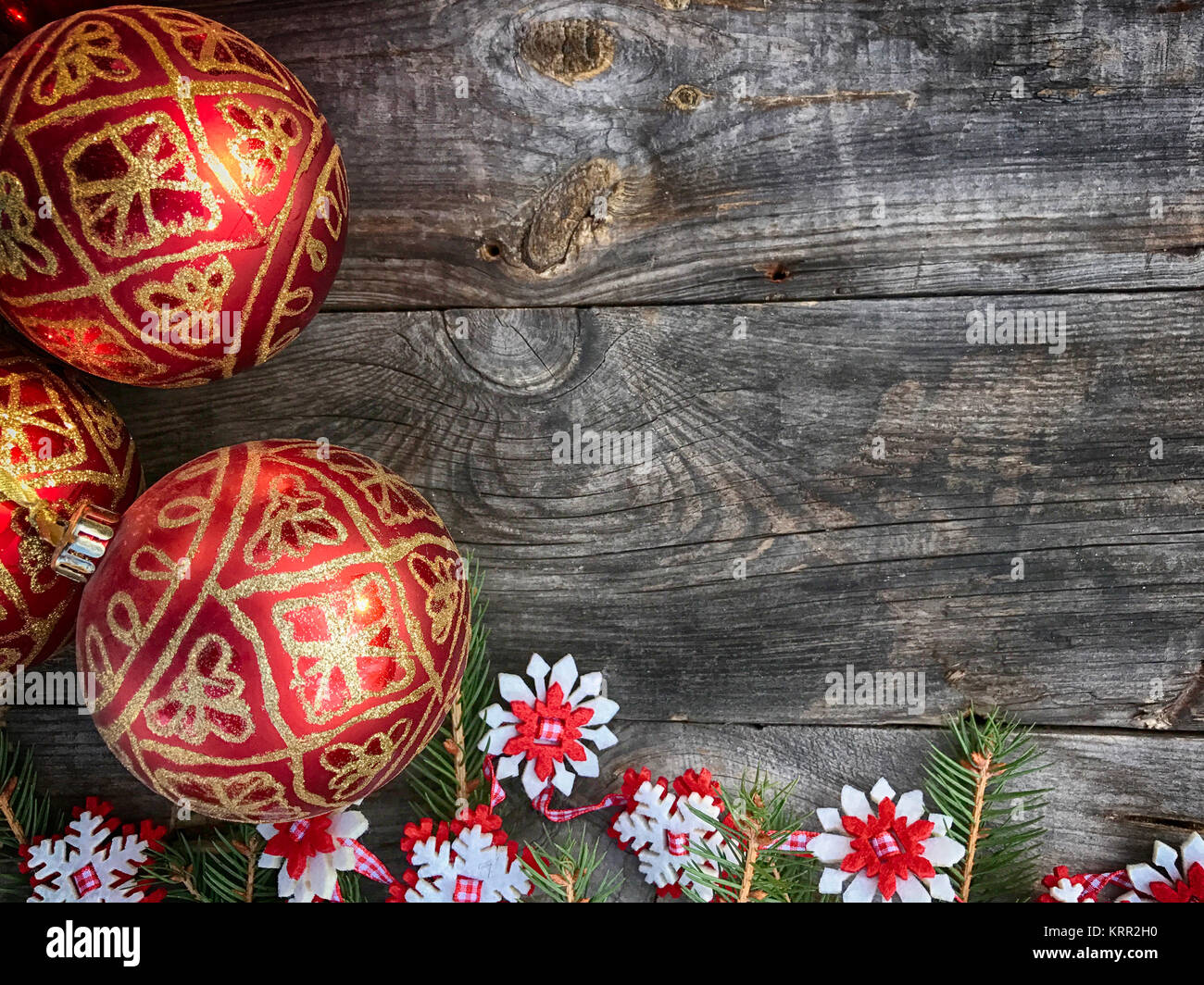 Weihnachten Holz- Hintergrund mit Spielzeug für Christbaumschmuck Stockfoto