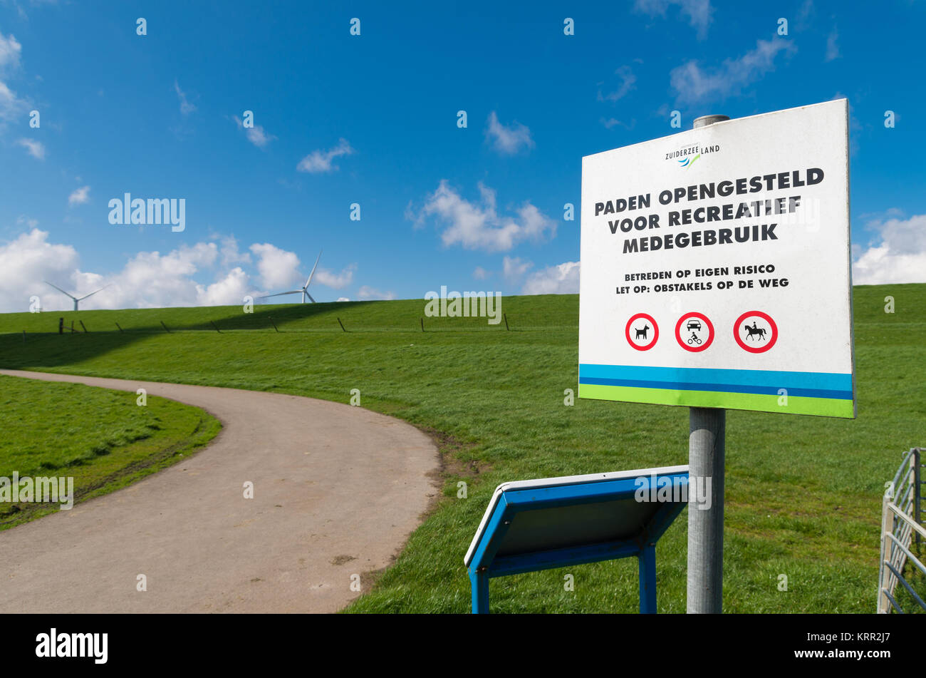 Niederländischen Deich mit Warnschild Stockfoto