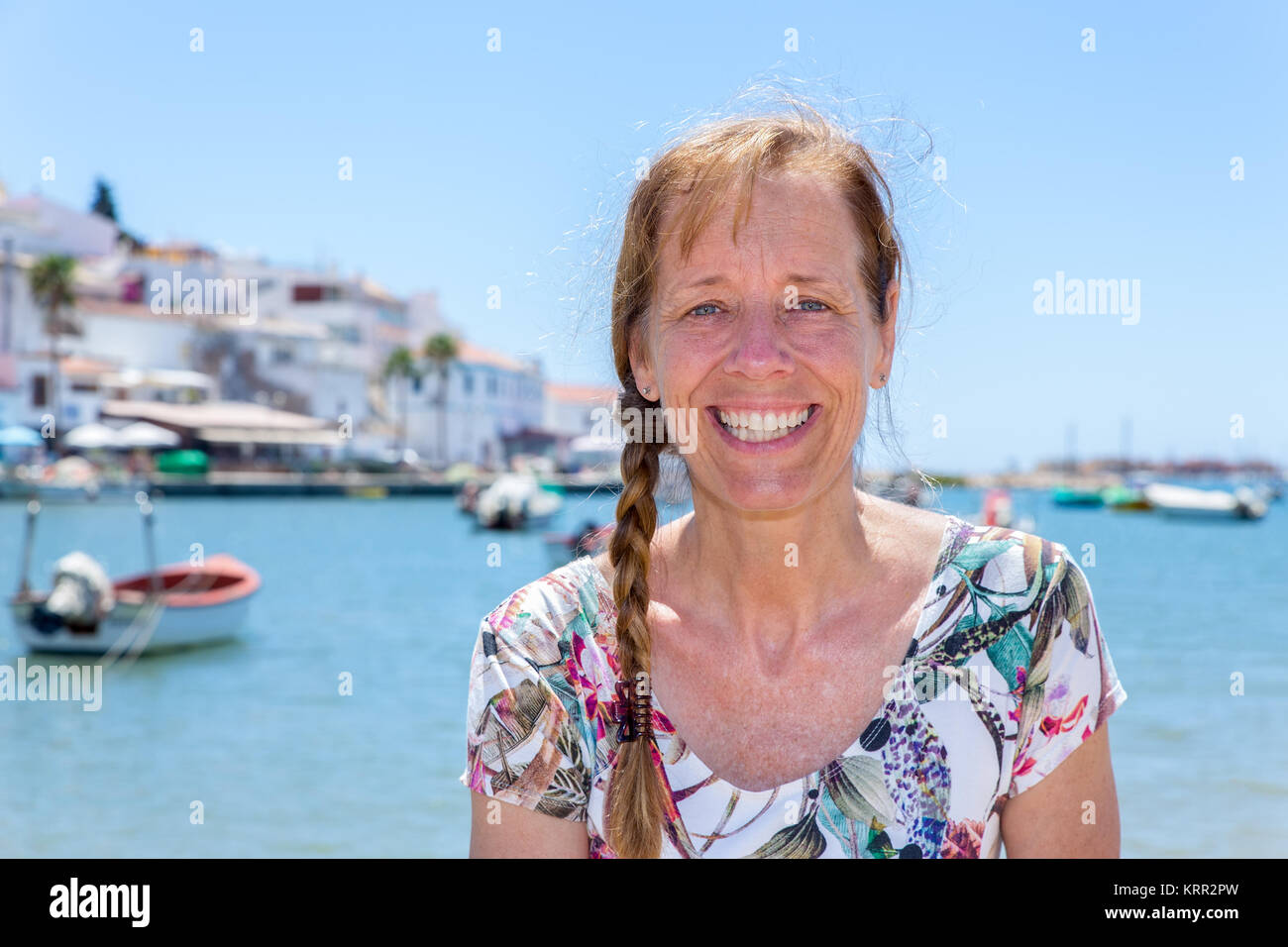 Die Frau als Tourist in Hafen von Portugal Stockfoto Die Frau als Tourist in Hafen von Portugal Stockfoto