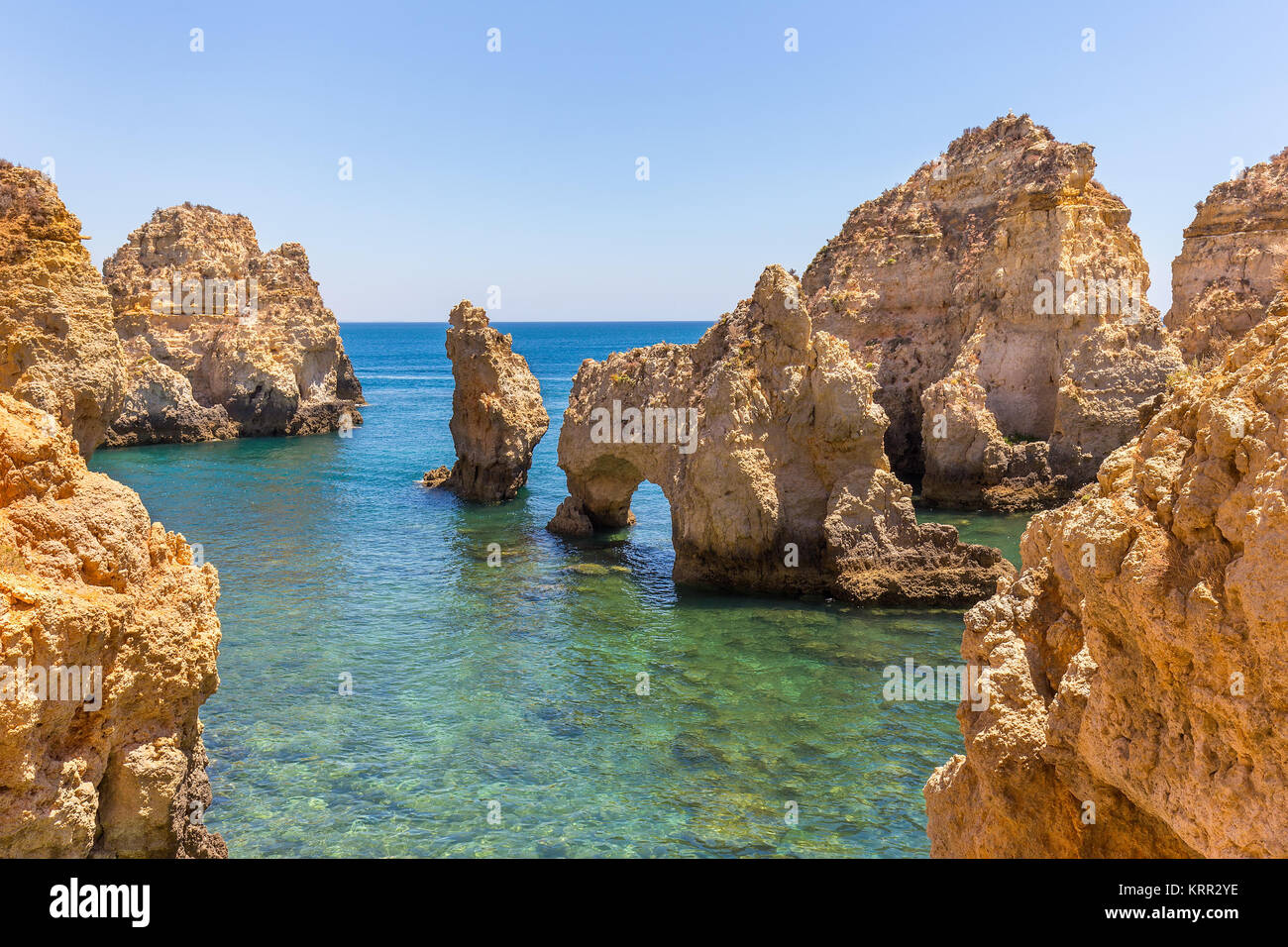 Felsen im flachen Meer Wasser an der portugiesischen Küste Stockfoto