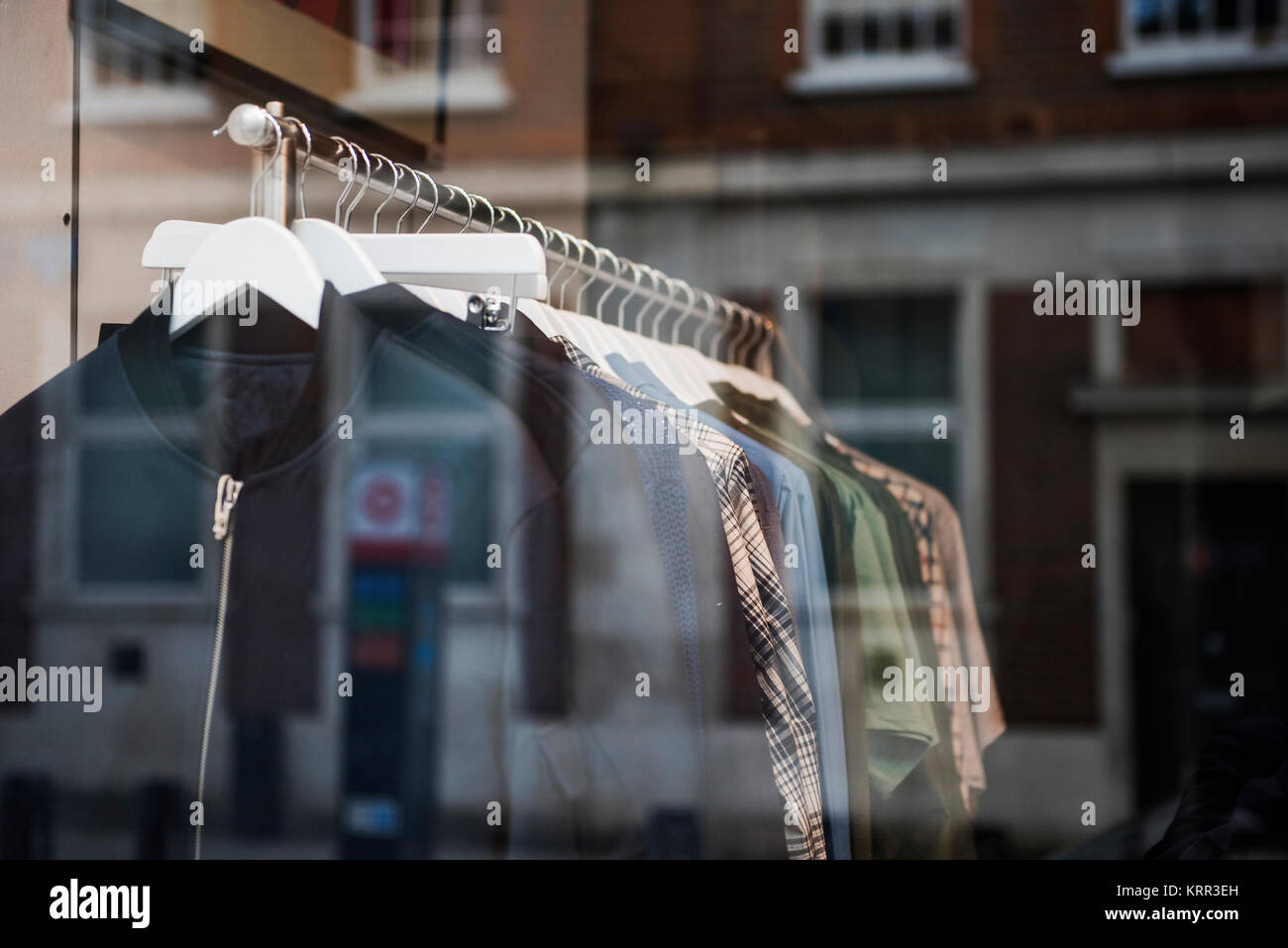 Clopthing store mit typischen Londoner Gebäude in Reflexion Stockfoto