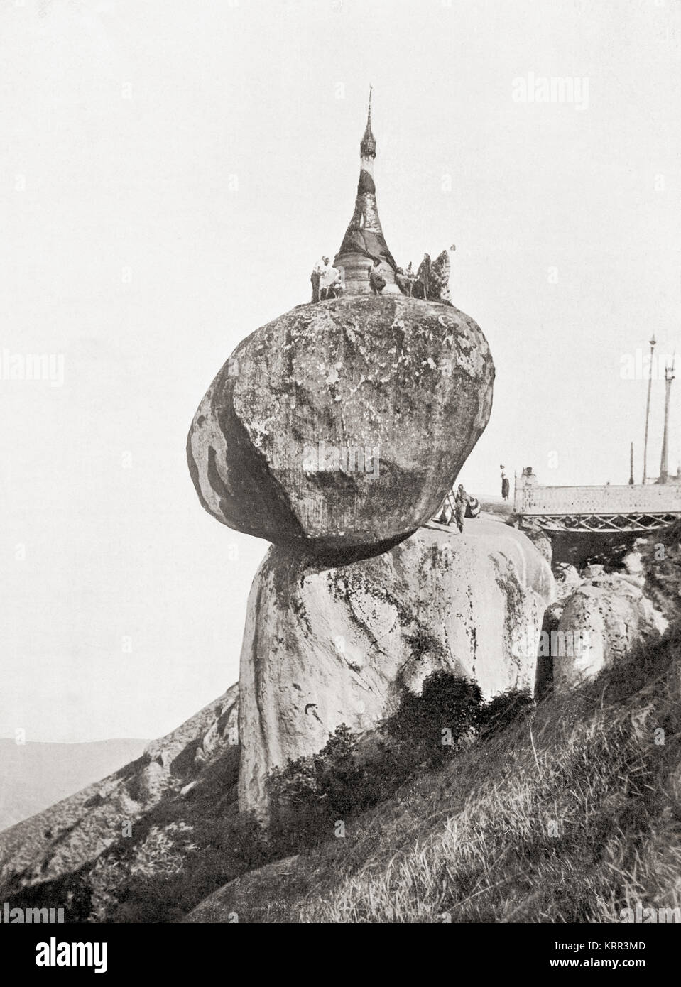 Die Kyaiktiyo Pagode, Mon, Burma. Eine kleine Pagode gebaut auf einem Granitblock. Von den Wundern der Welt, veröffentlicht C 1920. Stockfoto