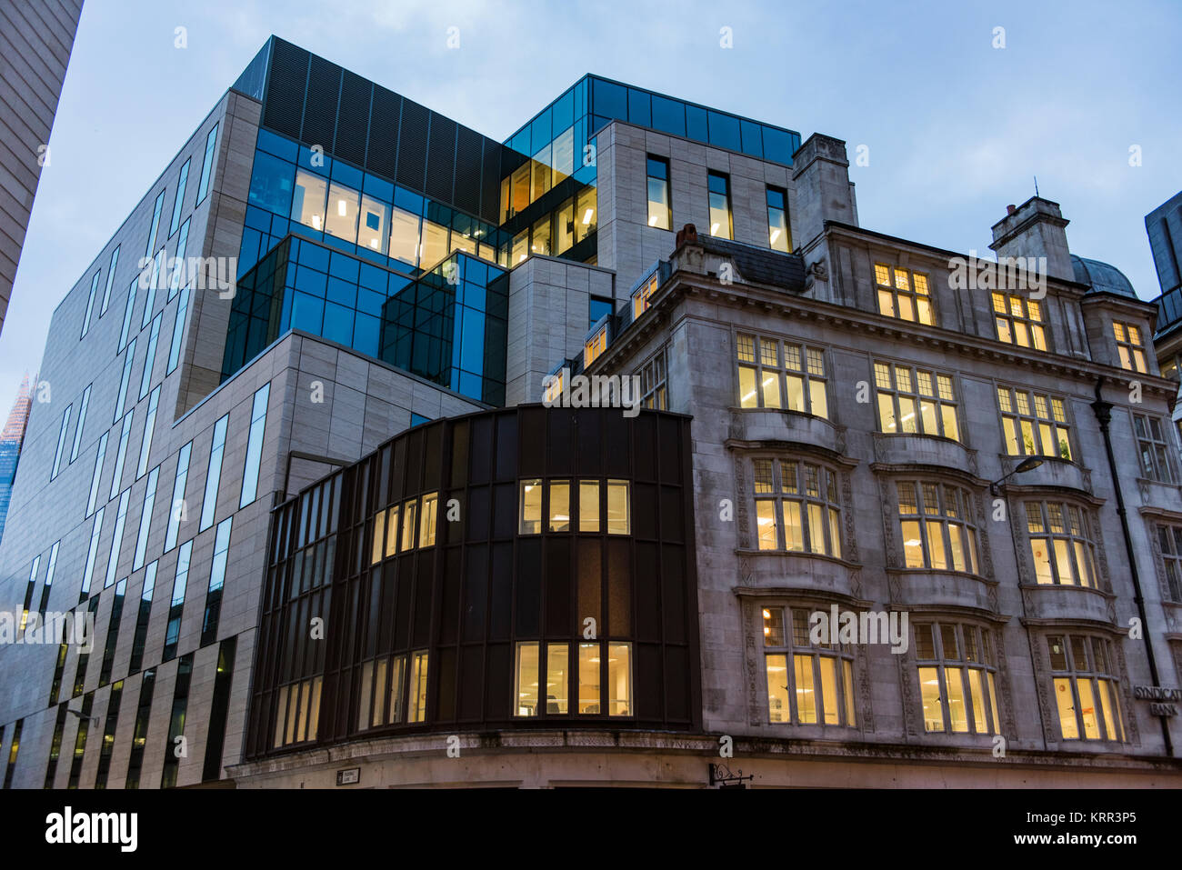 Mix zwischen moderner Architektur und historische Architektur in London. Stockfoto