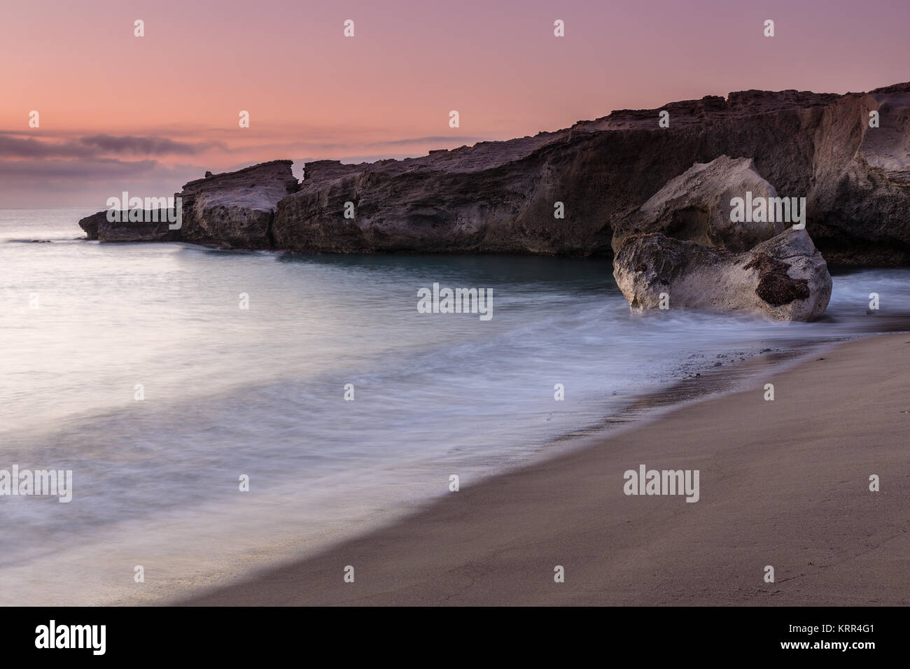 Landschaft an der Küste von Escullos. Naturpark Cabo de Gata. Spanien. Stockfoto