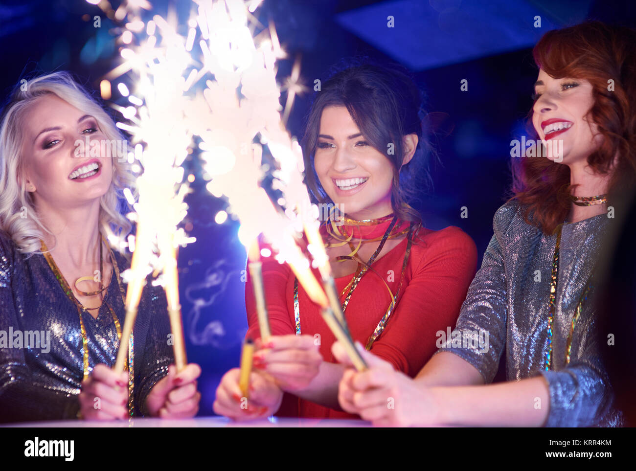 Gerne Frau mit brennenden Wunderkerzen Stockfoto