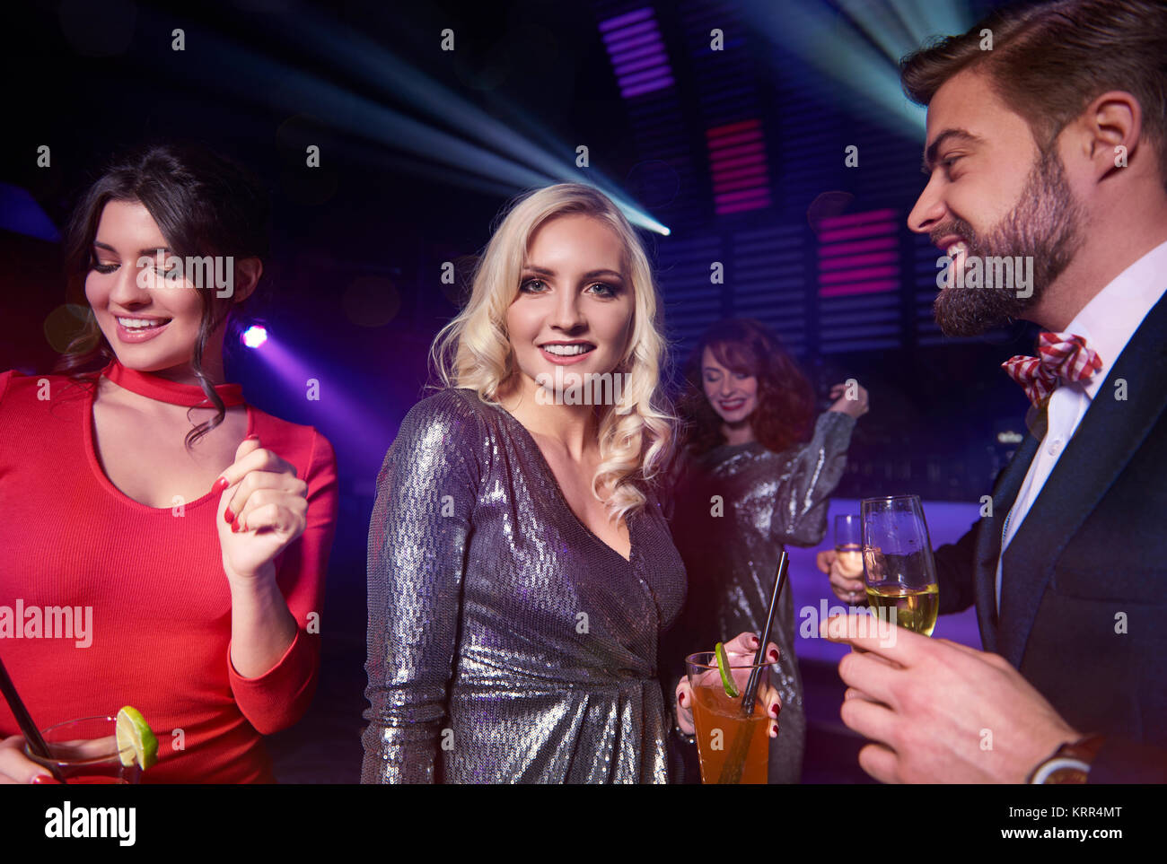 Freunde genießen in der Nacht Club Stockfoto