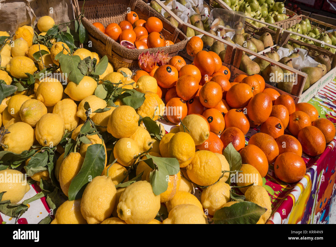Citrone und Orange am Marktstand, Nizza, Alpes Maritimes, Provence, Côte d'Azur, Mittelmeer, Frankreich, Europa, Stockfoto