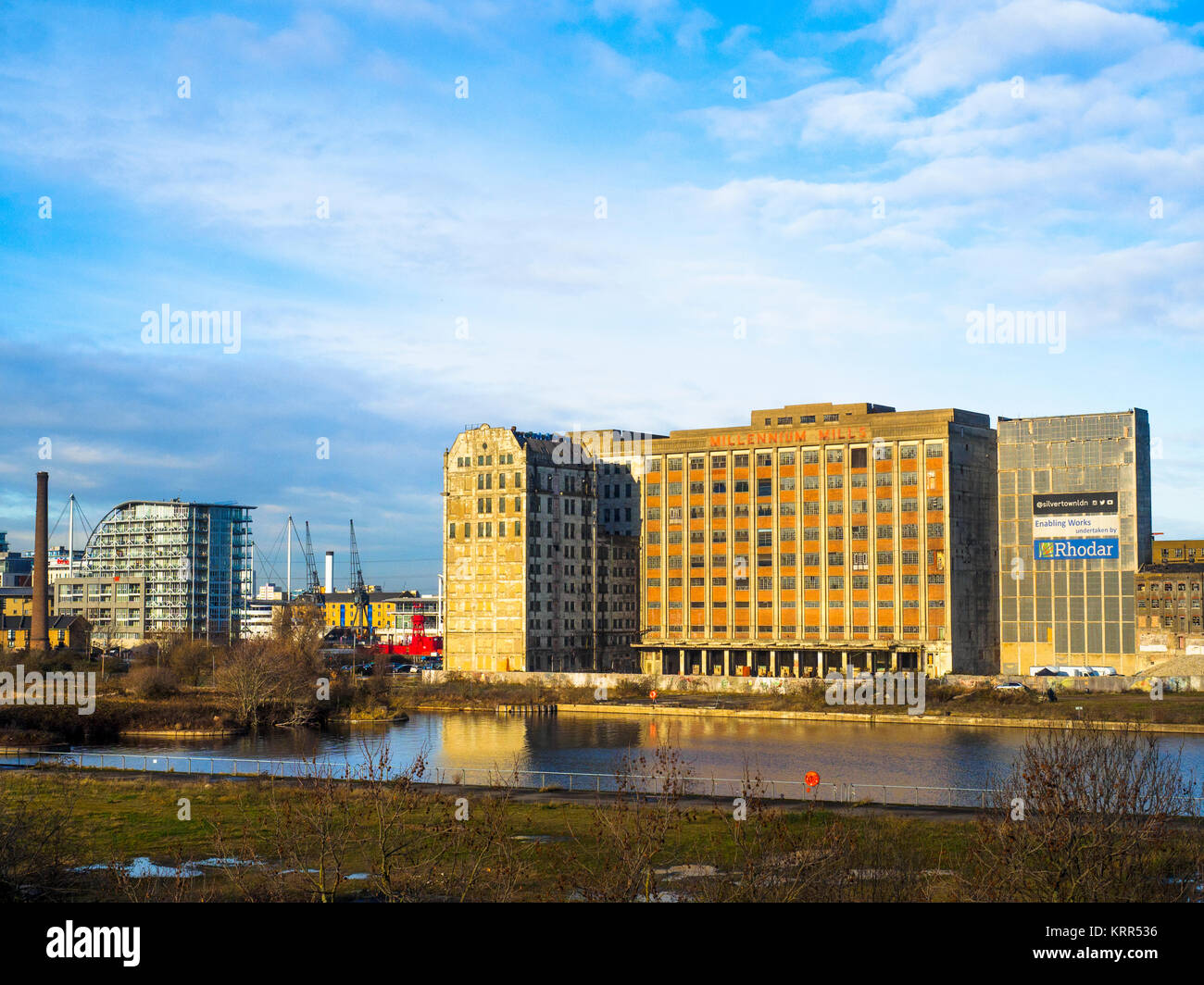 Das Millennium Mills ist ein verfallenes Wende des 20. Jahrhunderts Mühle in West Silvertown auf der Südseite des Royal Victoria Dock, London, England Stockfoto