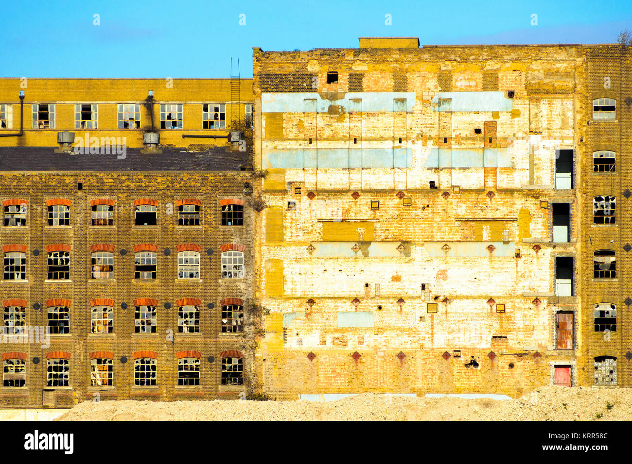 Das Millennium Mills ist ein verfallenes Wende des 20. Jahrhunderts Mühle in West Silvertown auf der Südseite des Royal Victoria Dock, London, England Stockfoto