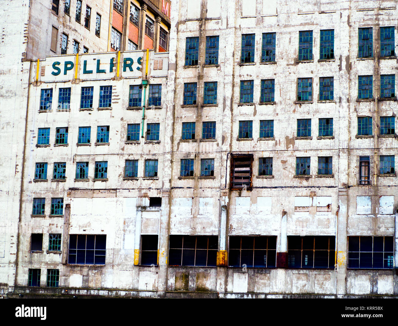 Das Millennium Mills ist ein verfallenes Wende des 20. Jahrhunderts Mühle in West Silvertown auf der Südseite des Royal Victoria Dock, London, England Stockfoto