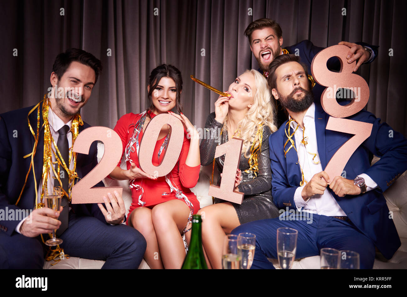 Gruppe von Freunden Warten auf neues Jahr Stockfoto