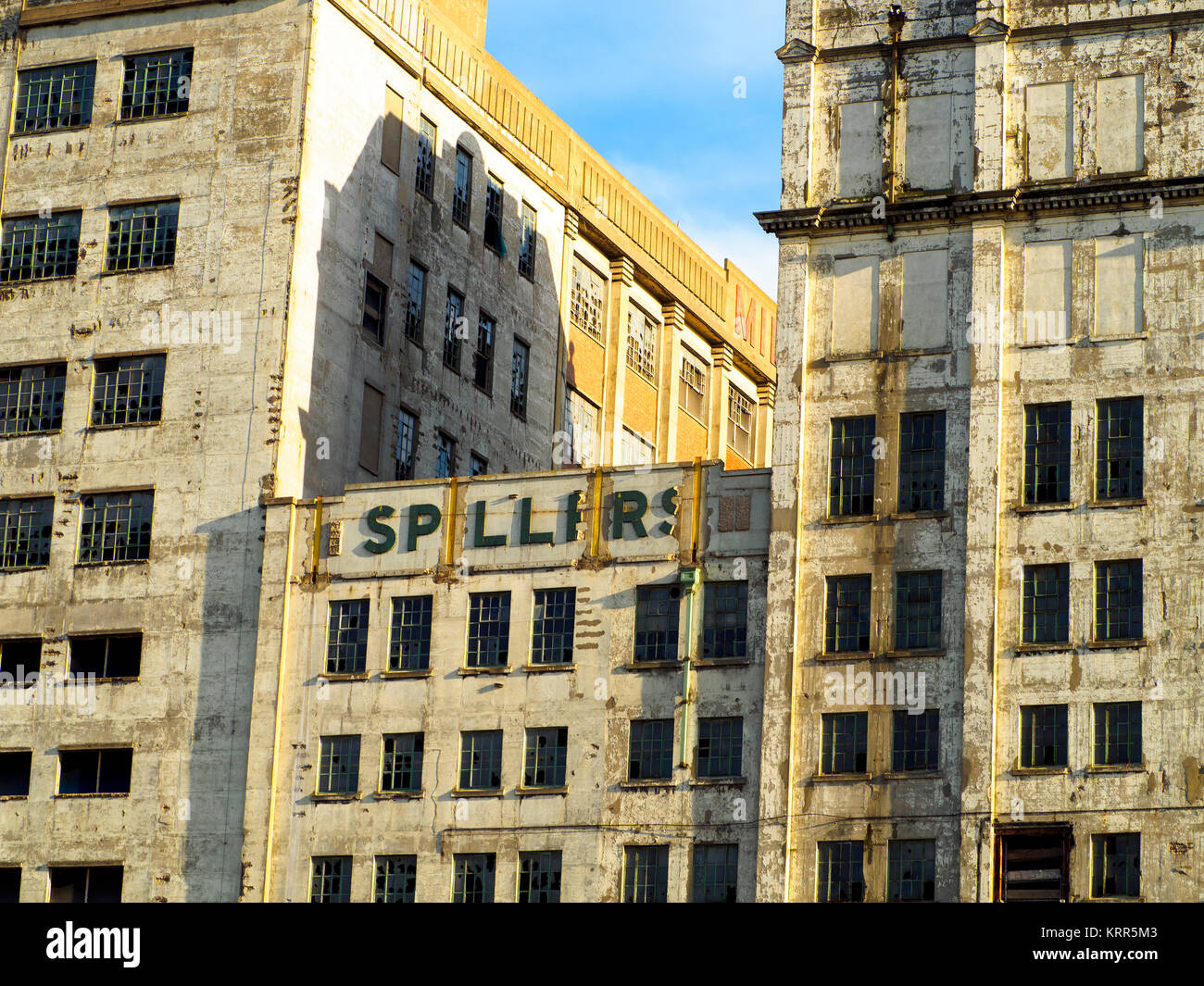 Das Millennium Mills ist ein verfallenes Wende des 20. Jahrhunderts Mühle in West Silvertown auf der Südseite des Royal Victoria Dock, London, England Stockfoto