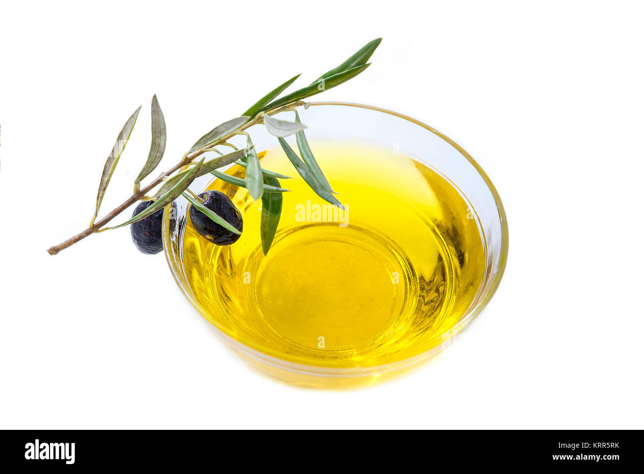 Glas Schale mit Bio-olivenöl und fres Olive mit Blättern auf weißem Hintergrund Stockfoto