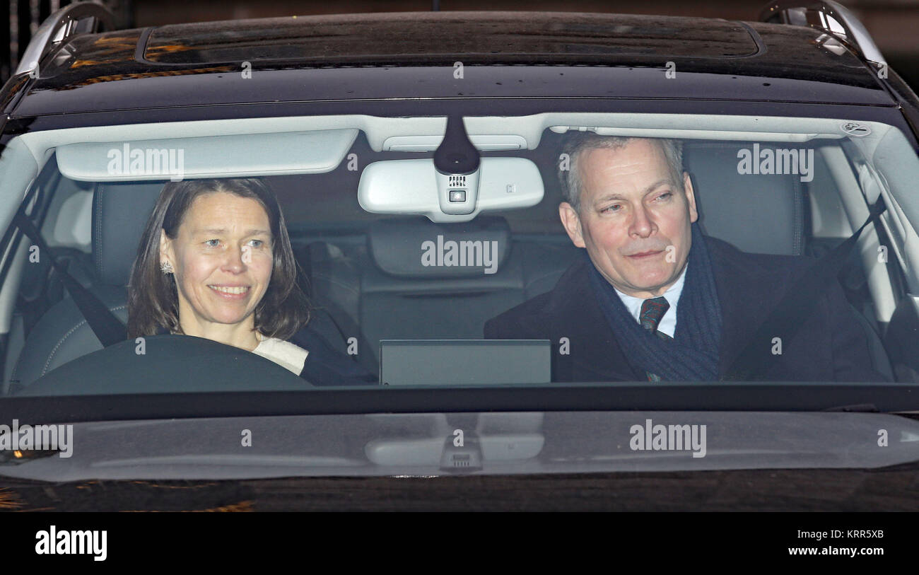 Lady Sarah Chatto und Ehemann Daniel Abfahrt nach der Königin Weihnachtsessen am Buckingham Palace, London. Stockfoto