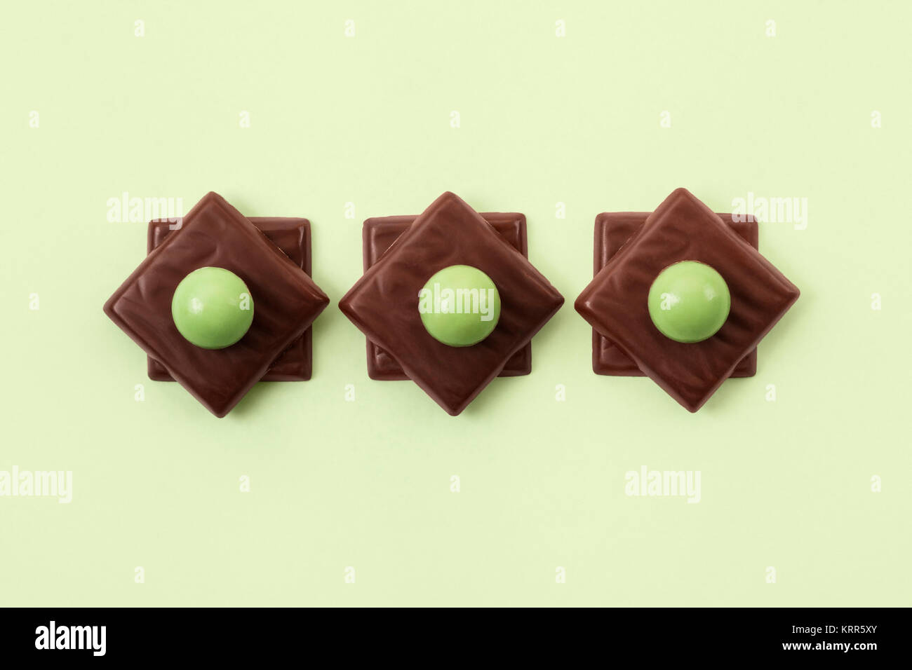 Mint Schokoladen in einer Linie angeordnet Stockfoto