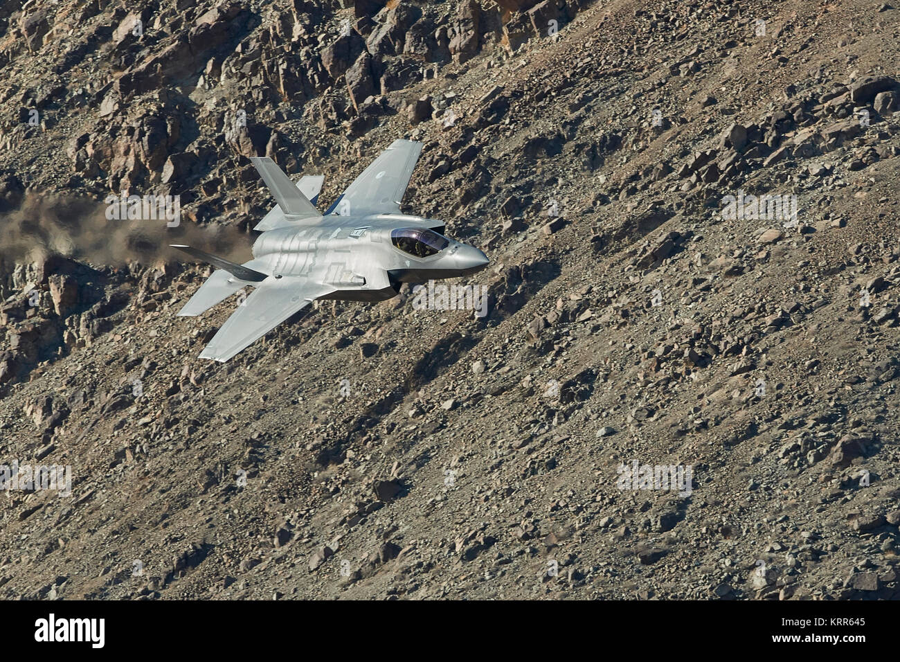 Lockheed Martin F-35 Lightning II Joint Strike Fighter (Stealth Fighter), Fliegen auf niedrigem Niveau über der Mojave-Wüste in Kalifornien, USA. Stockfoto