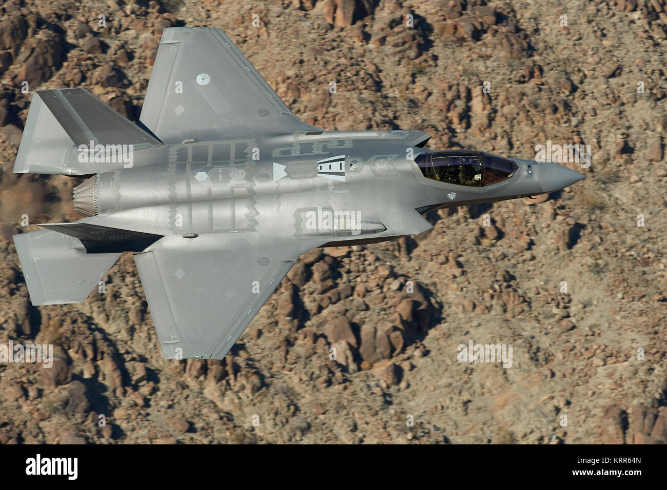 Eine Lockheed Martin F-35 Lightning II (Stealth Fighter), Fliegen auf niedrigem Niveau über der Wüste in Kalifornien, USA. Stockfoto