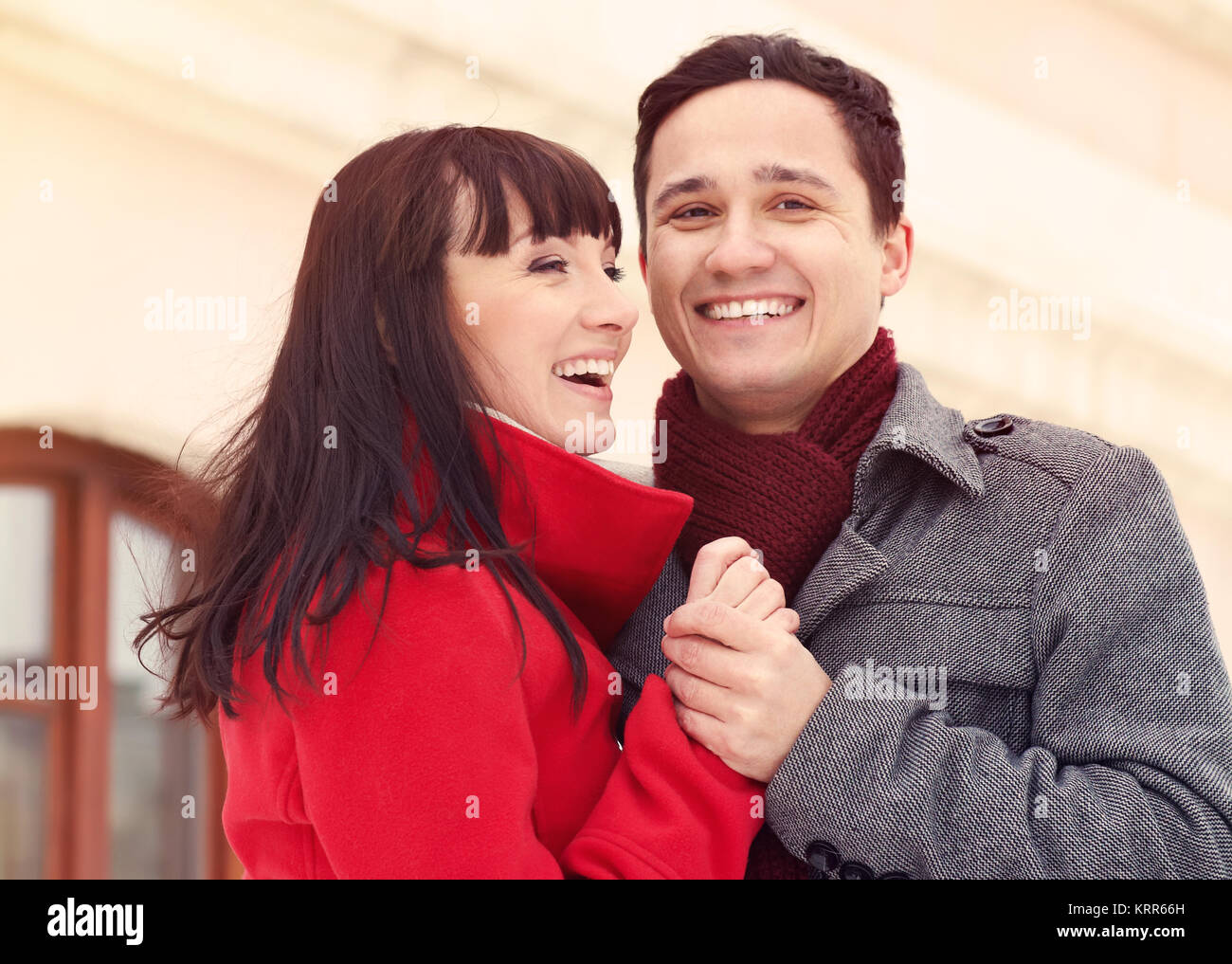 Junge glückliche Paar in Liebe im Freien. liebenden Mann und Frau bei einem Spaziergang durch die Stadt Stockfoto