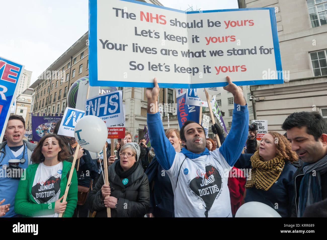 Ärzte tragen Vivienne Westwood Kampagne t-shirts in der nationalen Gesundheit Sänger ausführen, bevor die März NHS Studenten Stipendien zu speichern. Stockfoto