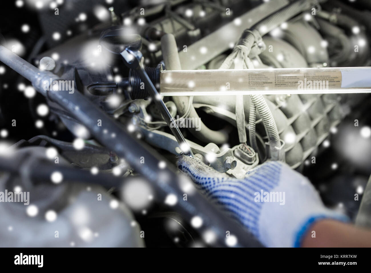 Mechaniker Hand mit einem Schraubenschlüssel festhalten und Lampe Reparatur Auto Stockfoto