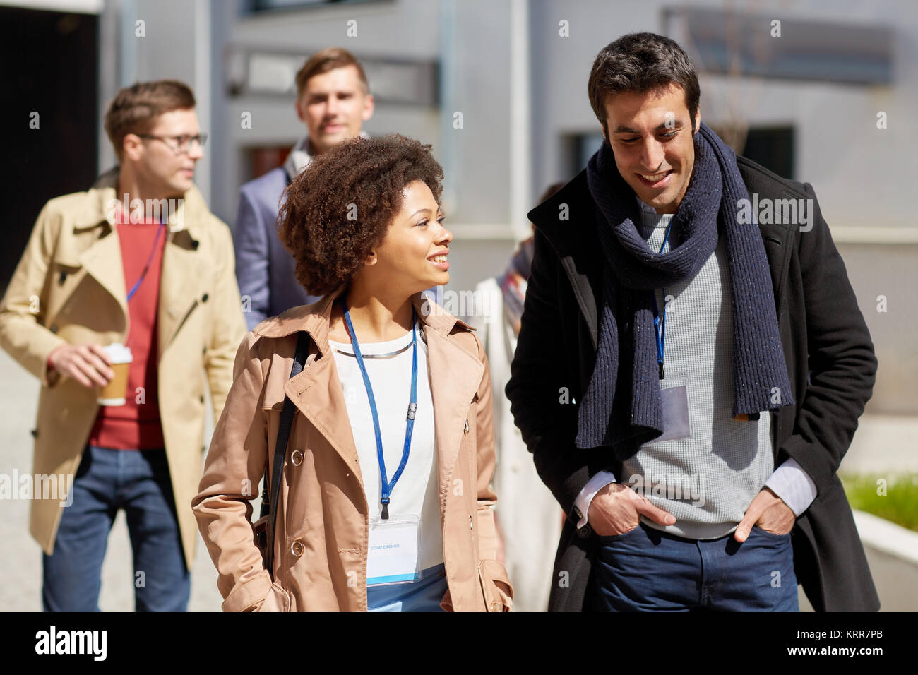Business-Team mit Konferenz-Badges in Stadt Stockfoto