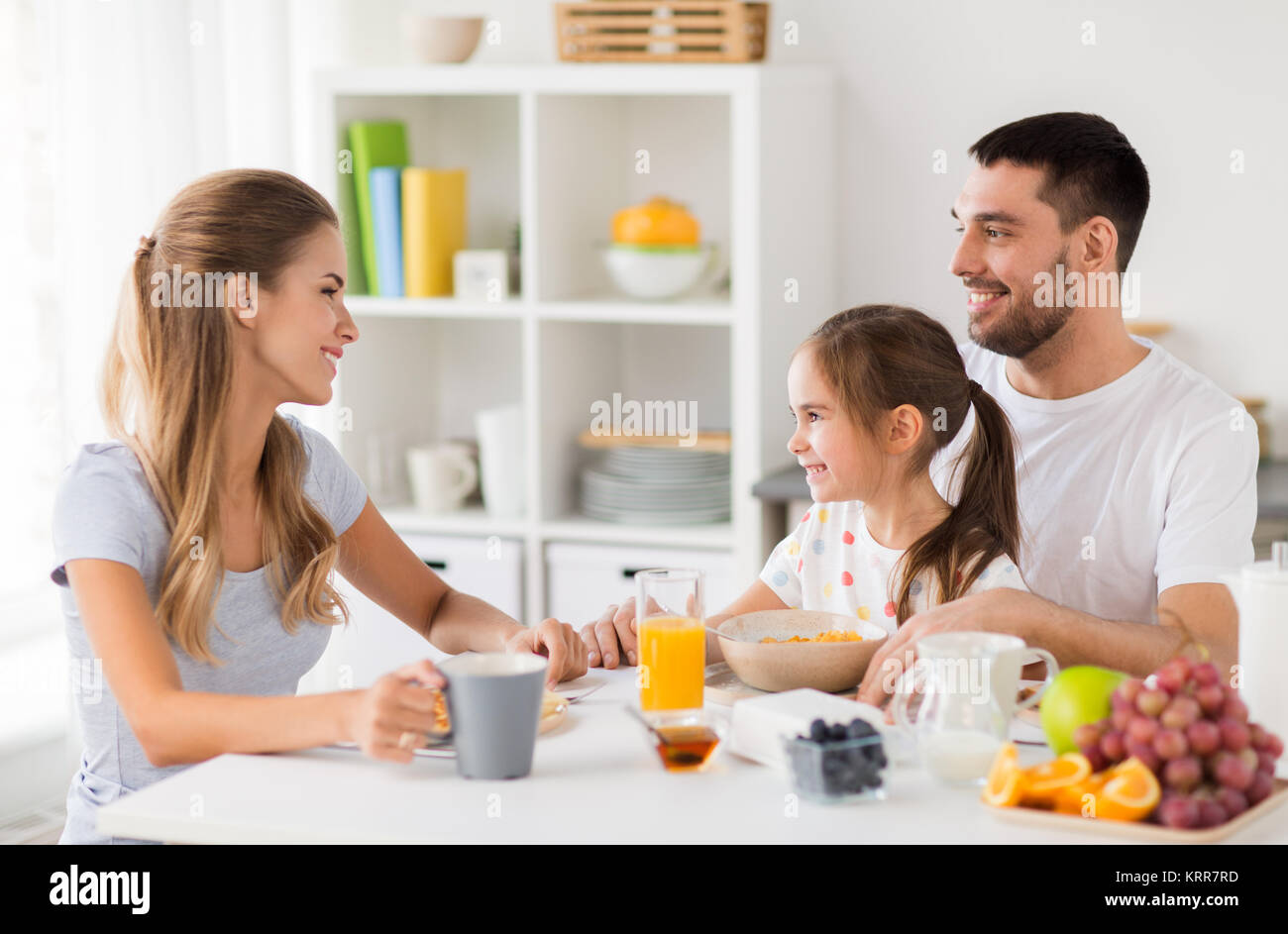 Happy Family Mit Frühstück zu Hause in Stockfoto
