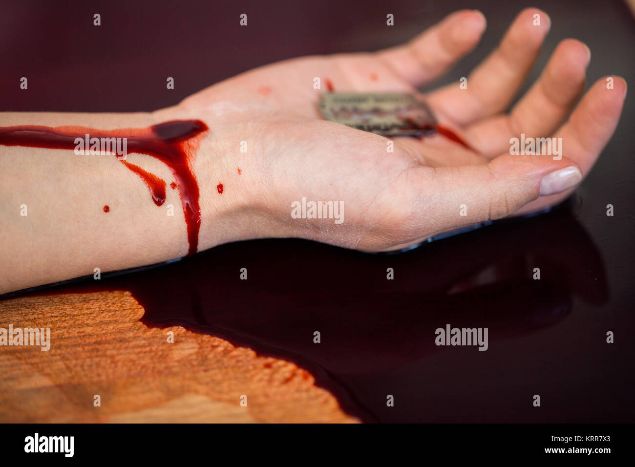 Tote Frau Hand in Blut auf dem Boden am Tatort Stockfoto