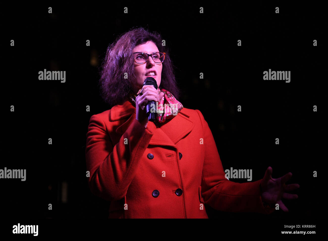 Liberaler Demokrat Layla Moran während einer Periode Armut Protest gegenüber der Downing Street in Whitehall, geführt von Zeiten, eine Gruppe, die gefragt ist kostenlos Sanitär Produkte für alle Mädchen auf Kostenlose Schulmahlzeiten. Der Protest mit Reden von unter anderem. Stockfoto