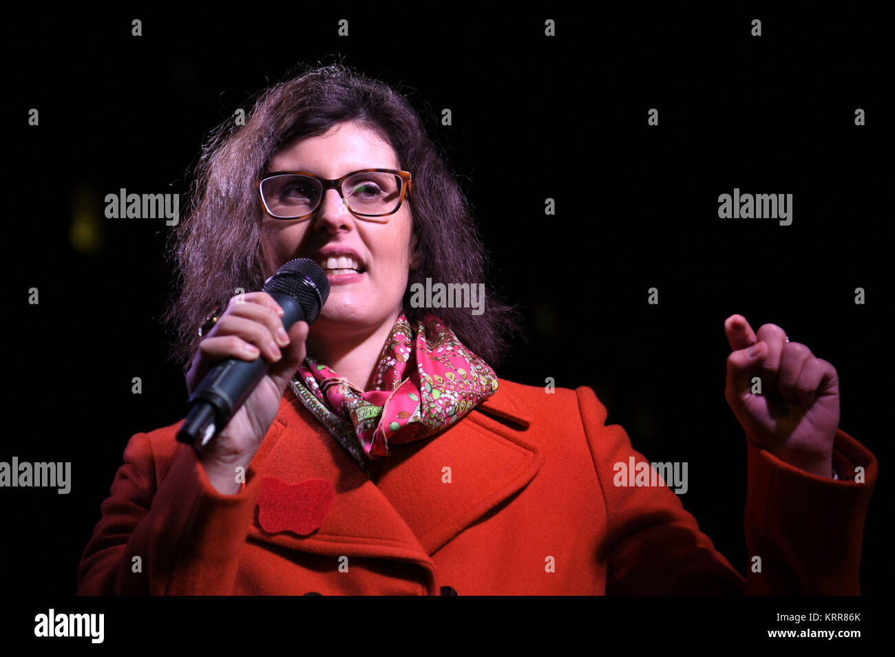 Liberaler Demokrat Layla Moran während einer Periode Armut Protest gegenüber der Downing Street in Whitehall, geführt von Zeiten, eine Gruppe, die gefragt ist kostenlos Sanitär Produkte für alle Mädchen auf Kostenlose Schulmahlzeiten. Der Protest mit Reden von unter anderem. Stockfoto