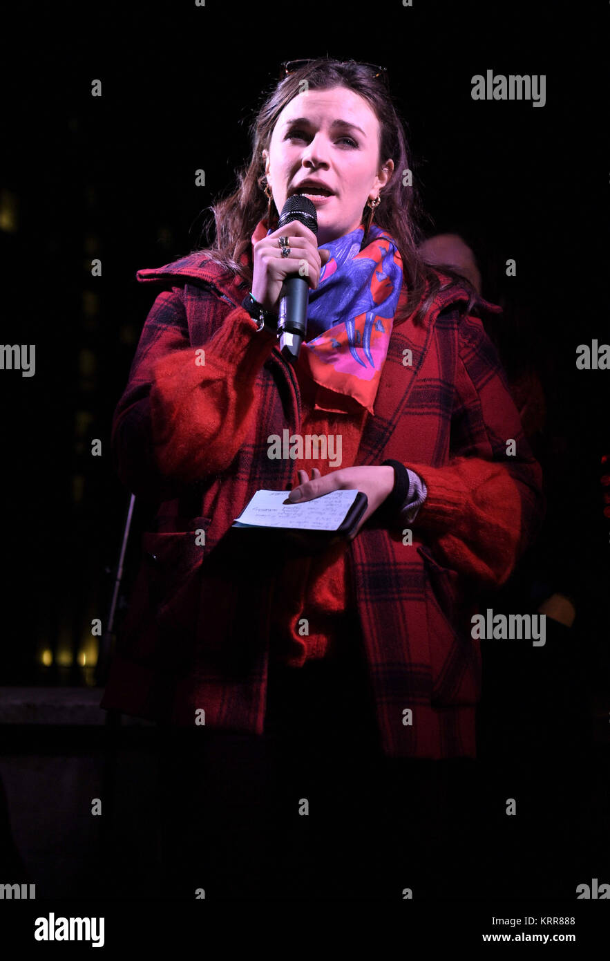 Irische Schauspielerin, Schauspieler und Verfasser Aisling Bea während einer Periode Armut Protest gegenüber der Downing Street in Whitehall, geführt von Zeiten, eine Gruppe, die gefragt ist kostenlos Sanitär Produkte für alle Mädchen auf Kostenlose Schulmahlzeiten. Der Protest mit Reden von unter anderem. Stockfoto