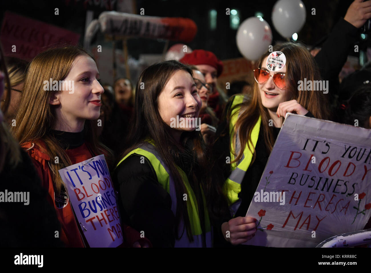 Menschen versammeln sich in einer Zeit der Armut Protest gegenüber der Downing Street in Whitehall, geführt von Zeiten, eine Gruppe, die gefragt ist kostenlos Sanitär Produkte für alle Mädchen auf Kostenlose Schulmahlzeiten. Der Protest mit Reden von unter anderem. Stockfoto