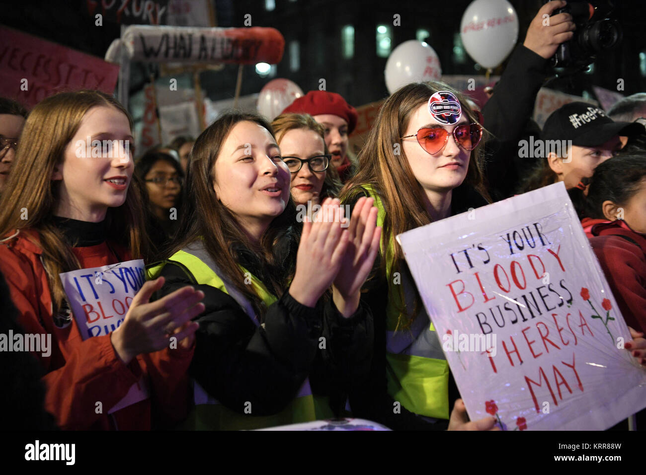 Menschen versammeln sich in einer Zeit der Armut Protest gegenüber der Downing Street in Whitehall, geführt von Zeiten, eine Gruppe, die gefragt ist kostenlos Sanitär Produkte für alle Mädchen auf Kostenlose Schulmahlzeiten. Der Protest mit Reden von unter anderem. Stockfoto