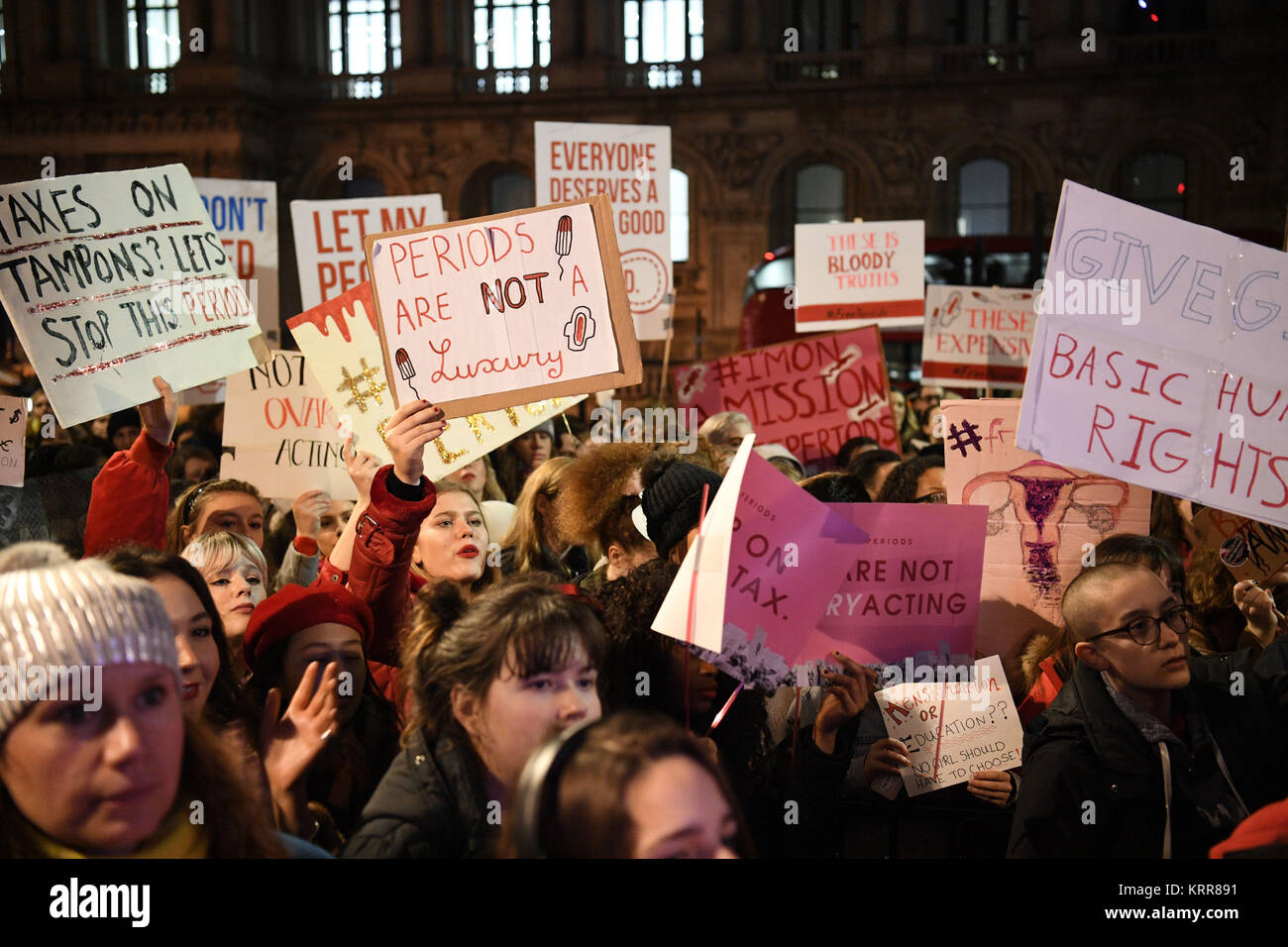 Menschen versammeln sich in einer Zeit der Armut Protest gegenüber der Downing Street in Whitehall, geführt von Zeiten, eine Gruppe, die gefragt ist kostenlos Sanitär Produkte für alle Mädchen auf Kostenlose Schulmahlzeiten. Der Protest mit Reden von unter anderem. Stockfoto