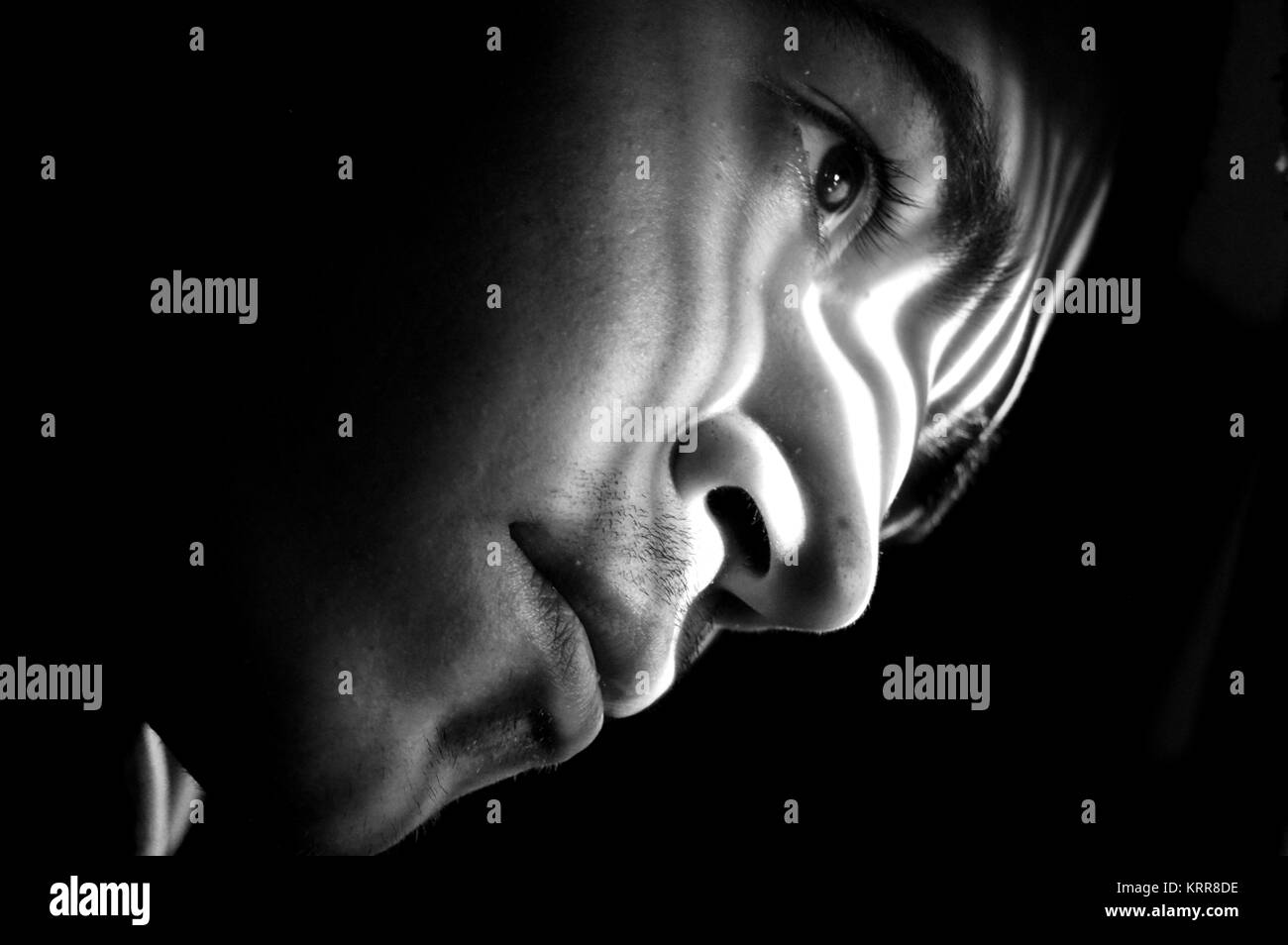 Junger Mann und Schatten Stockfoto