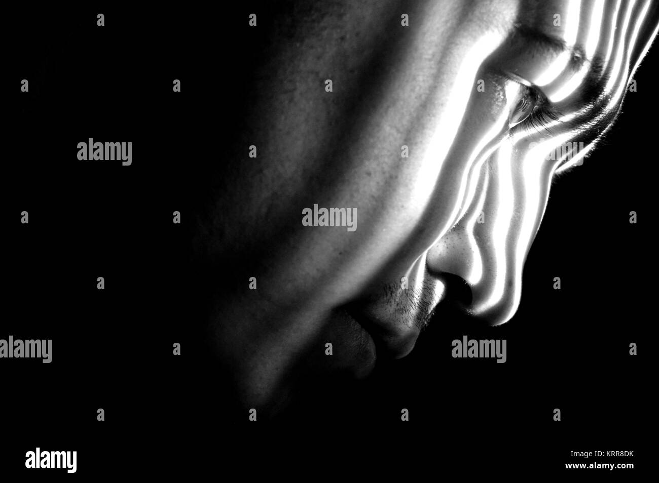 Junger Mann und Schatten Stockfoto